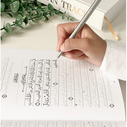 Quran Trace: Handwritten Traceable Method (Black / White)