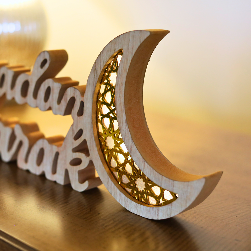 Ramadan Mubarak: Wooden Light Up Sign